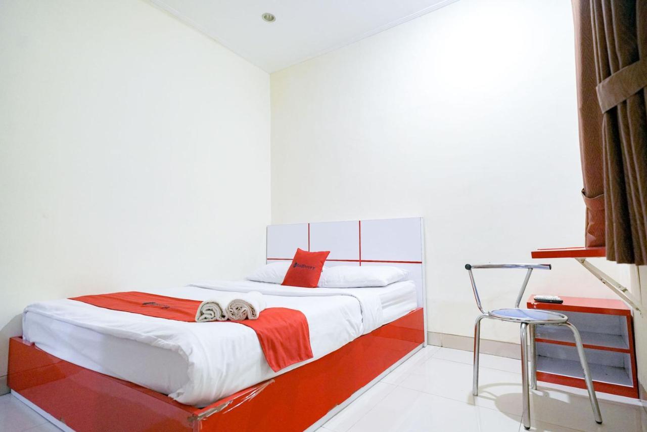 Hotel Reddoorz At Buah Batu 5 Bandung Esterno foto