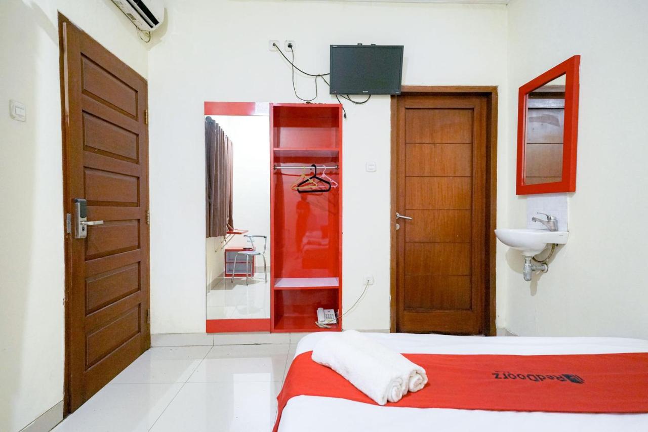 Hotel Reddoorz At Buah Batu 5 Bandung Esterno foto